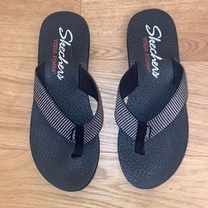 Sketchers Yoga Foam Striped Sandal Flip Flop